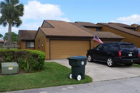 120 Lakewood Village Circle # 120, Daytona FL 32119
