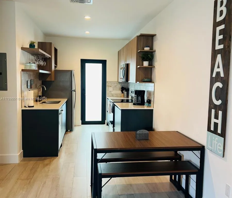 8333 Harding Ave # 4, Miami Beach FL 33141