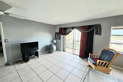 8024 Tatum Waterway Dr # 5D, Miami Beach FL 33141