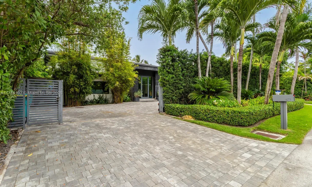 635 Curtiswood Dr, Key Biscayne FL 33149
