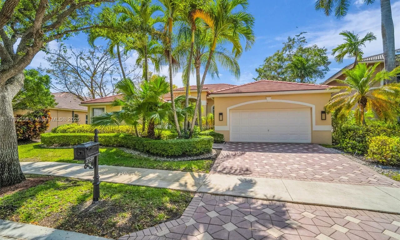 3739 Oak Ridge Cir, Weston FL 33331