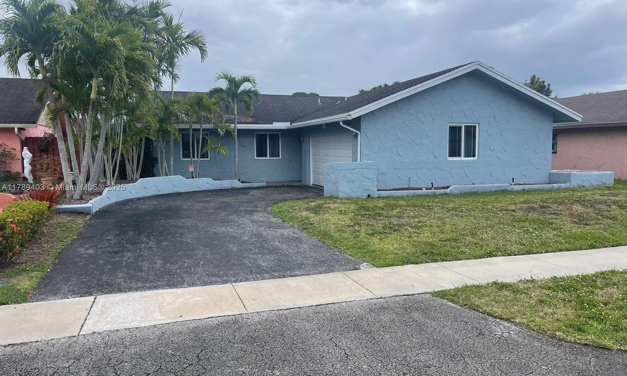 7522 SW 6th St, North Lauderdale FL 33068