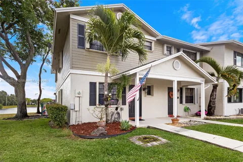 1053 NW 107th Ave, Pembroke Pines FL 33026