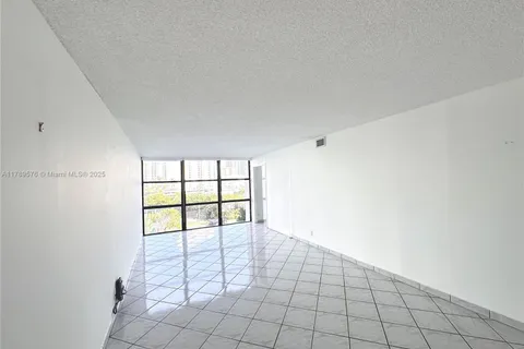 1000 Parkview Dr # 424, Hallandale Beach FL 33009