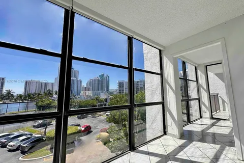 1000 Parkview Dr # 424, Hallandale Beach FL 33009