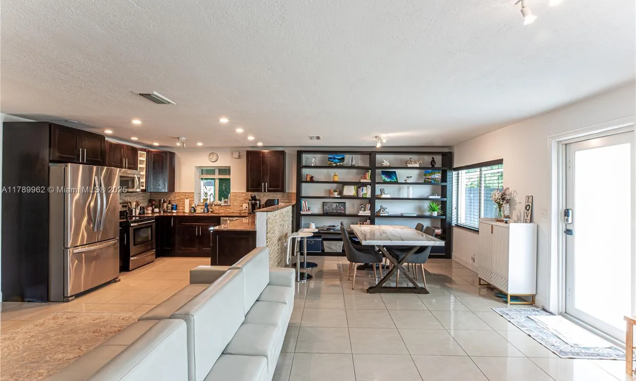 5901 NE 4th Ave, Oakland Park FL 33334