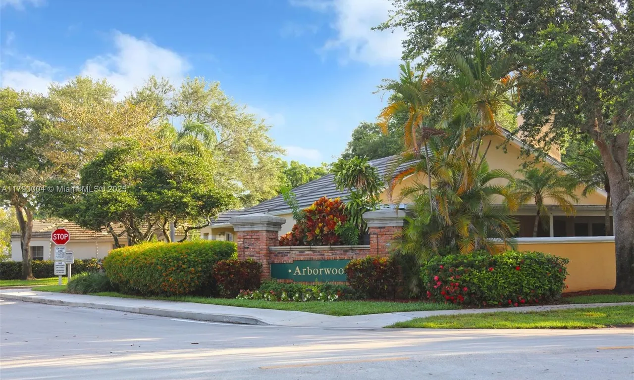 9271 Arborwood Cir, Davie FL 33328