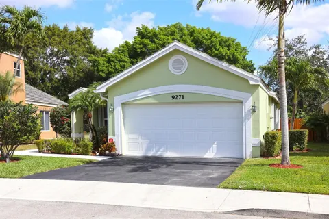 9271 Arborwood Cir, Davie FL 33328