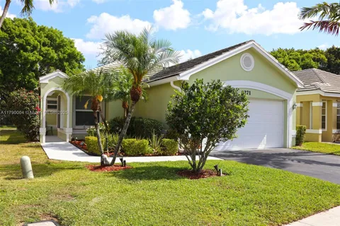 9271 Arborwood Cir, Davie FL 33328