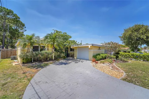 359 SW 32nd Ave, Deerfield Beach FL 33442