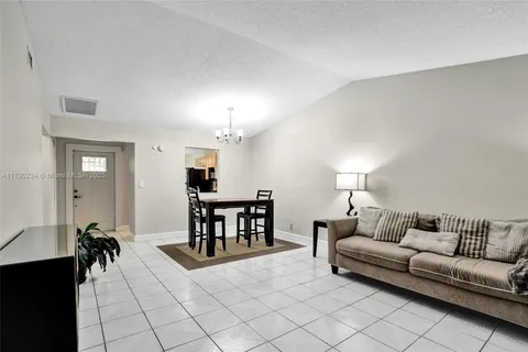 6179 Pine Tree Ln # B, Tamarac FL 33319
