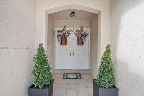13995 S Cypress Cove Cir, Davie FL 33325