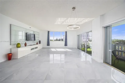 4001 Hillcrest Dr # 601, Hollywood FL 33021