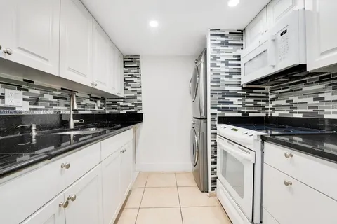5033 NW 7th St # 208, Miami FL 33126