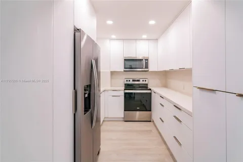 100 Bayview Dr # 314, Sunny Isles Beach FL 33160