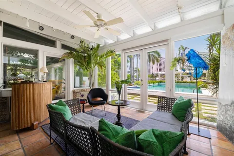 5215 Pine Tree Dr, Miami Beach FL 33140