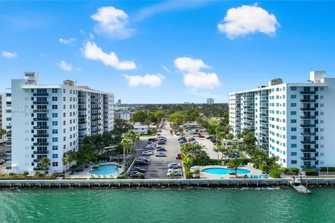 7525 E Treasure Dr # 304, North Bay Village FL 33141