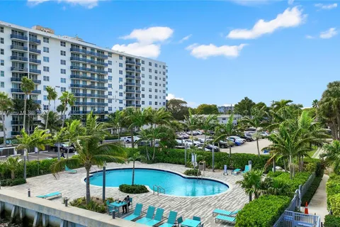 7525 E Treasure Dr # 304, North Bay Village FL 33141