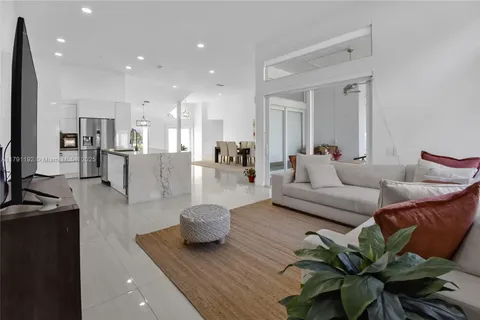 710 Lake Blvd, Weston FL 33326