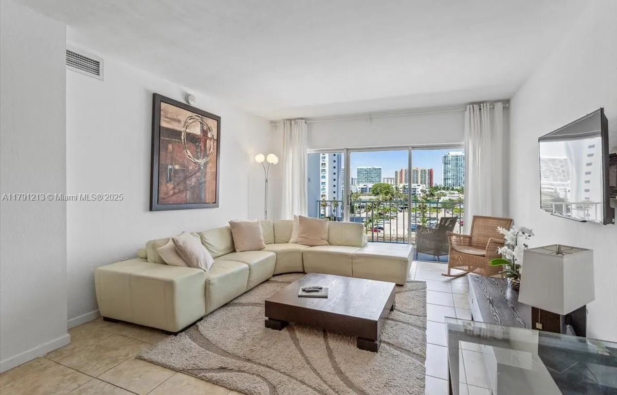500 Bayview Dr # 527, Sunny Isles Beach FL 33160