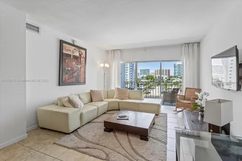 500 Bayview Dr # 527, Sunny Isles Beach FL 33160