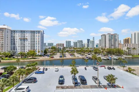 500 Bayview Dr # 527, Sunny Isles Beach FL 33160