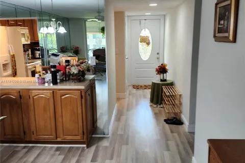 9420 S Hollybrook Lake Dr # 302, Pembroke Pines FL 33025
