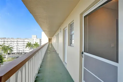 1001 NE 14th Ave # 704, Hallandale Beach FL 33009