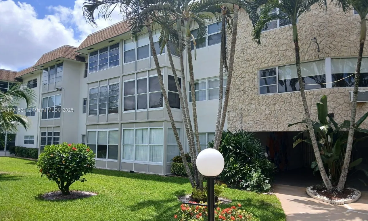 4805 NW 35th St # 610, Lauderdale Lakes FL 33319