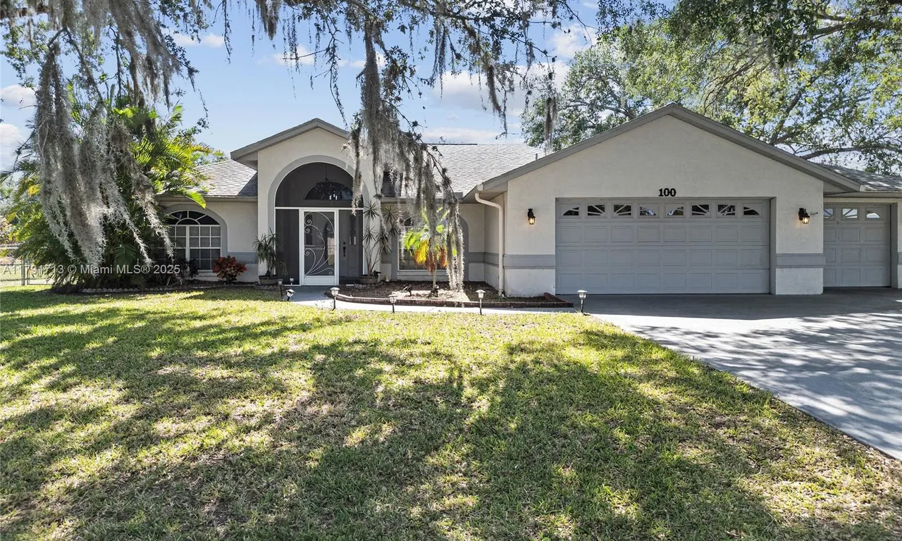 100 OAK KNOLLS CIRCLE, Sebring FL 33876