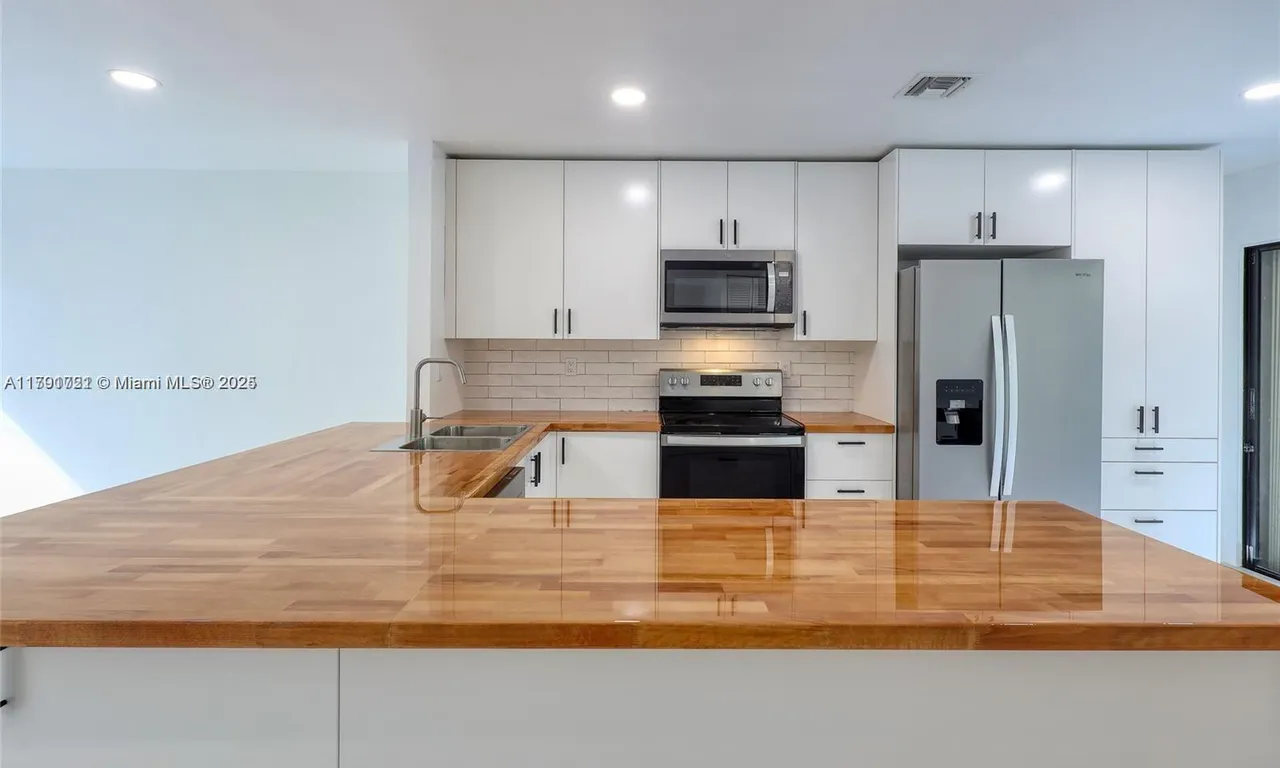 3905 Adra Ave # 46B, Doral FL 33178