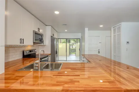 3905 Adra Ave # 46B, Doral FL 33178