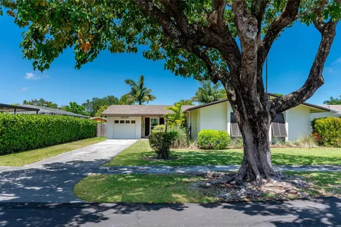18525 SW 90th Ct, Cutler Bay FL 33157
