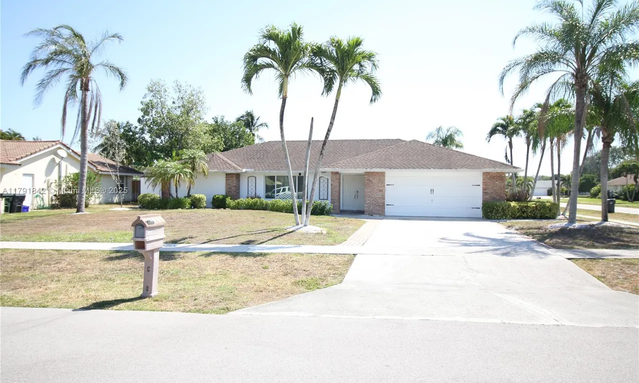 990 Hickory Trl, Wellington FL 33414