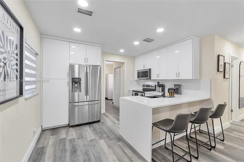631 NE 57th St, Oakland Park FL 33334