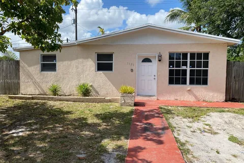 1131 NE 211th St, Miami FL 33179