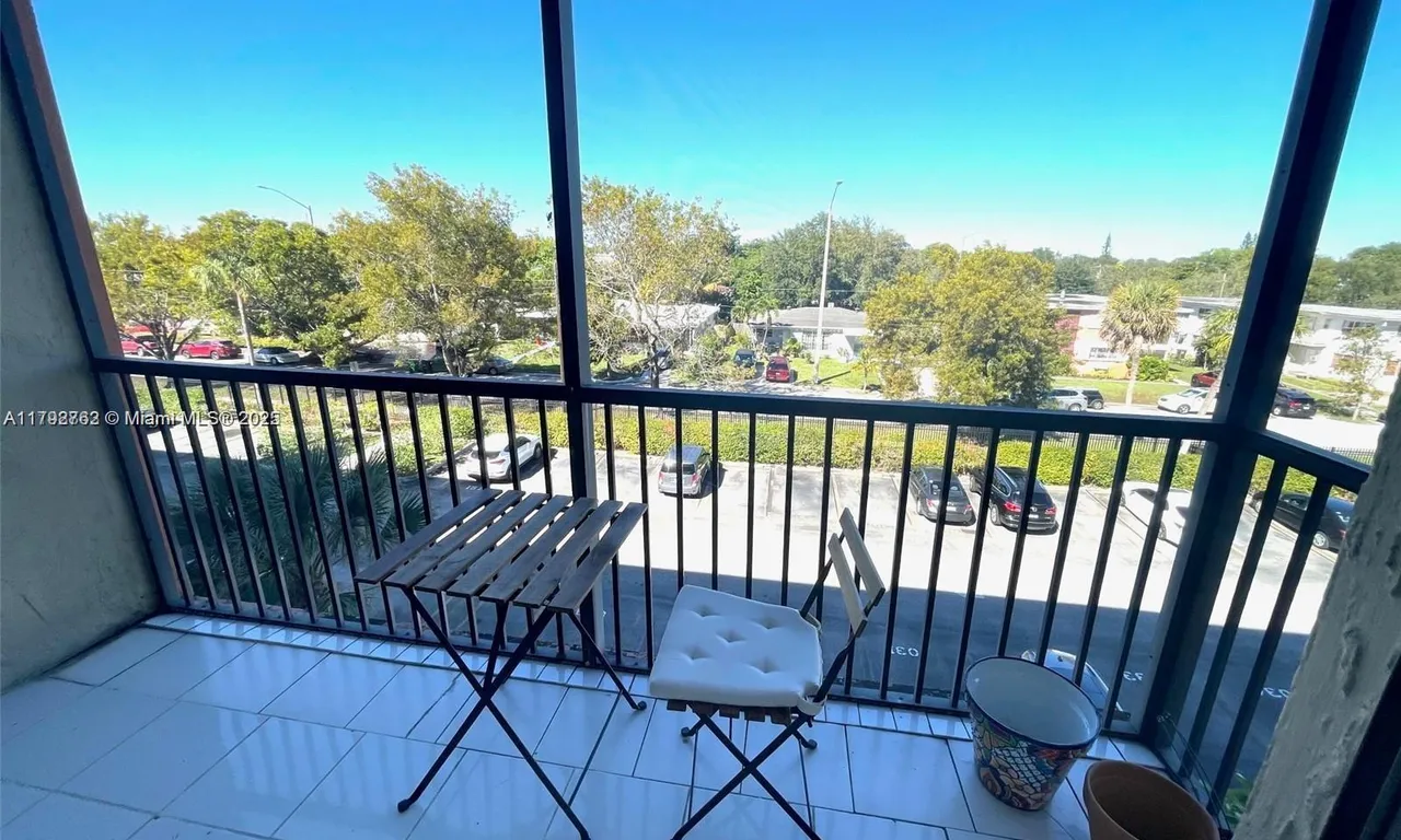 16950 W Dixie Hwy # 427, North Miami Beach FL 33160