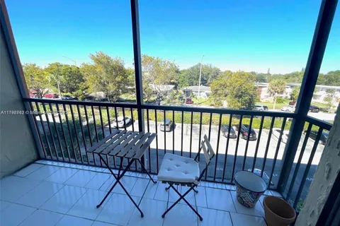 16950 W Dixie Hwy # 427, North Miami Beach FL 33160