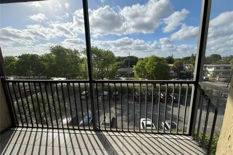 16950 W Dixie Hwy # 427, North Miami Beach FL 33160