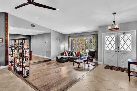 118 SW 100th Ter, Coral Springs FL 33071