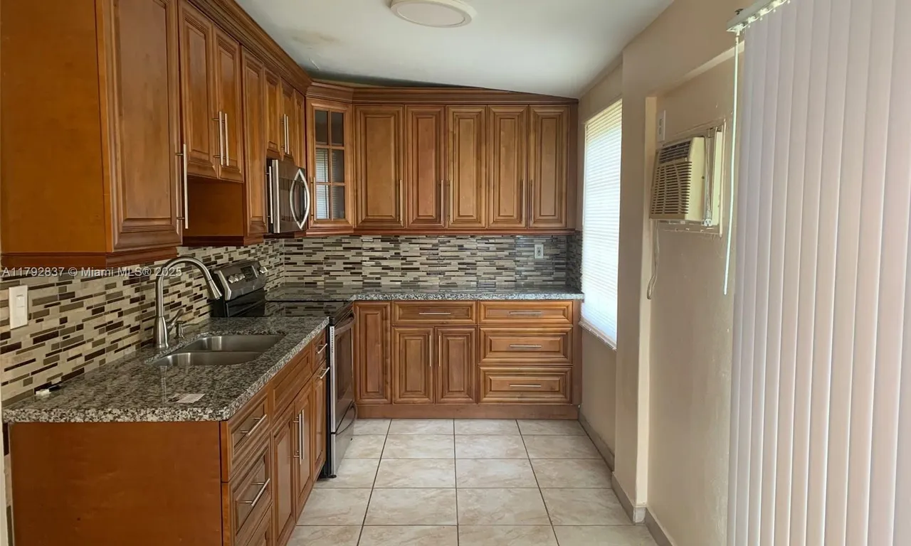 2381 SW 7th St, Miami FL 33135