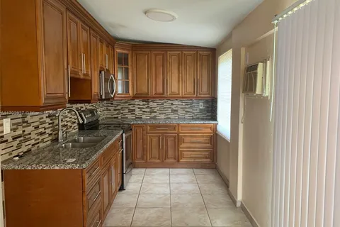2381 SW 7th St, Miami FL 33135