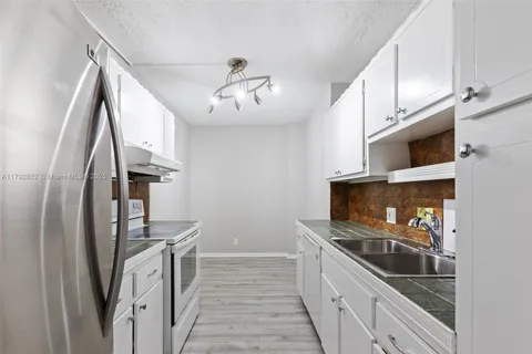 4200 Hillcrest Dr # 505, Hollywood FL 33021