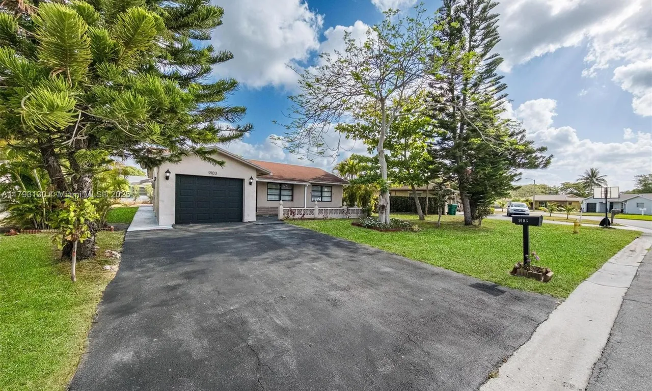 9103 NW 81st Ct, Tamarac FL 33321