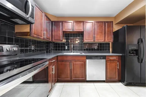 4350 Hillcrest Dr # 1016, Hollywood FL 33021