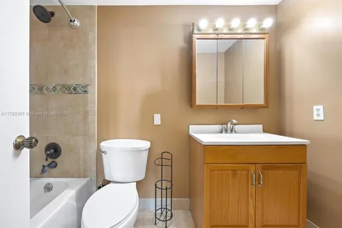 4350 Hillcrest Dr # 1016, Hollywood FL 33021
