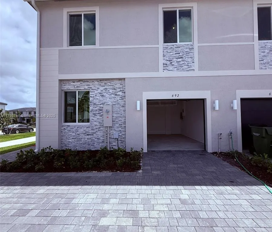 692 SE 13 CT, Homestead FL 33034