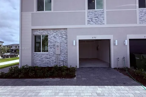 692 SE 13 CT, Homestead FL 33034