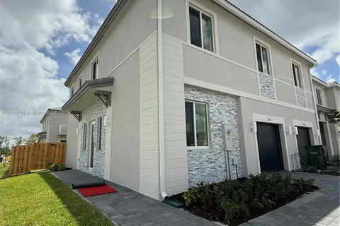 692 SE 13 CT, Homestead FL 33034