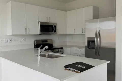 692 SE 13 CT, Homestead FL 33034